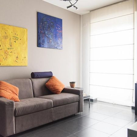 High Rise Studio Flat Near Metro Stop Milan Bagian luar foto